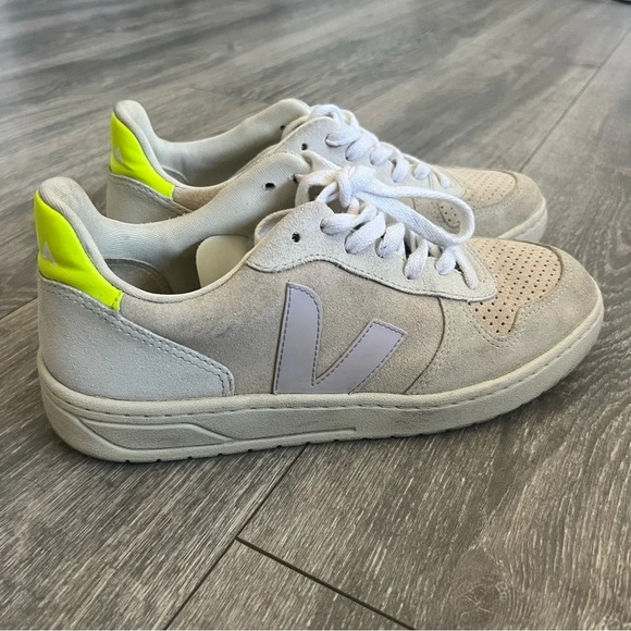 VEJA 
V-10 Trainers | Beige - Picture 2 of 9